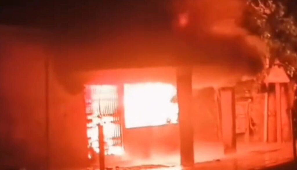 पीएचसी स्टॉक रूम में लगी भीषण आग, लाखों की दवाइयां खाक,जांच की मांग तेज