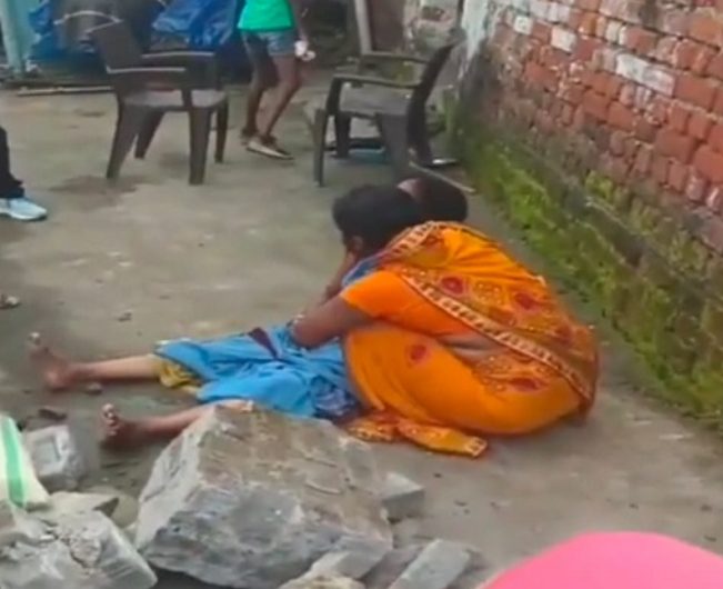 टेंपो से दीवार गिरी गिरने से मलबे में दबकर नौ वर्षीय बच्ची की दर्दनाक मौत, चालक फरार