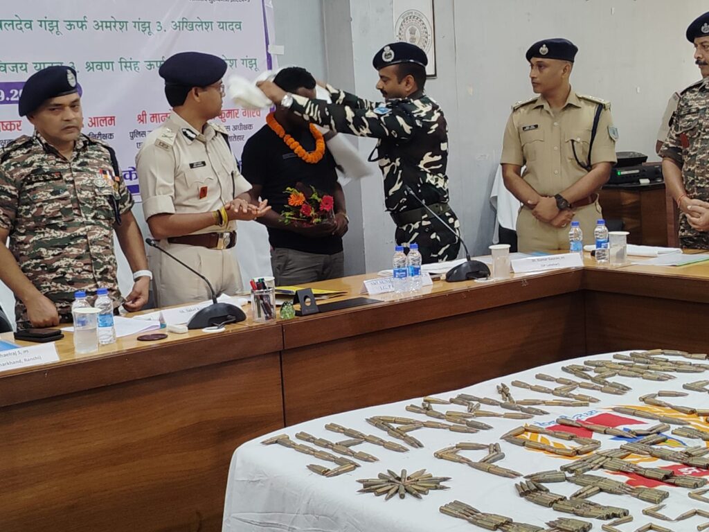 झारखंड में जेजेएमपी के नौ उग्रवादियों ने किया आत्मसमर्पण, भारी मात्रा में आधुनिक हथियार और जिंदा कारतूस भी प्रशासन को सौंपे