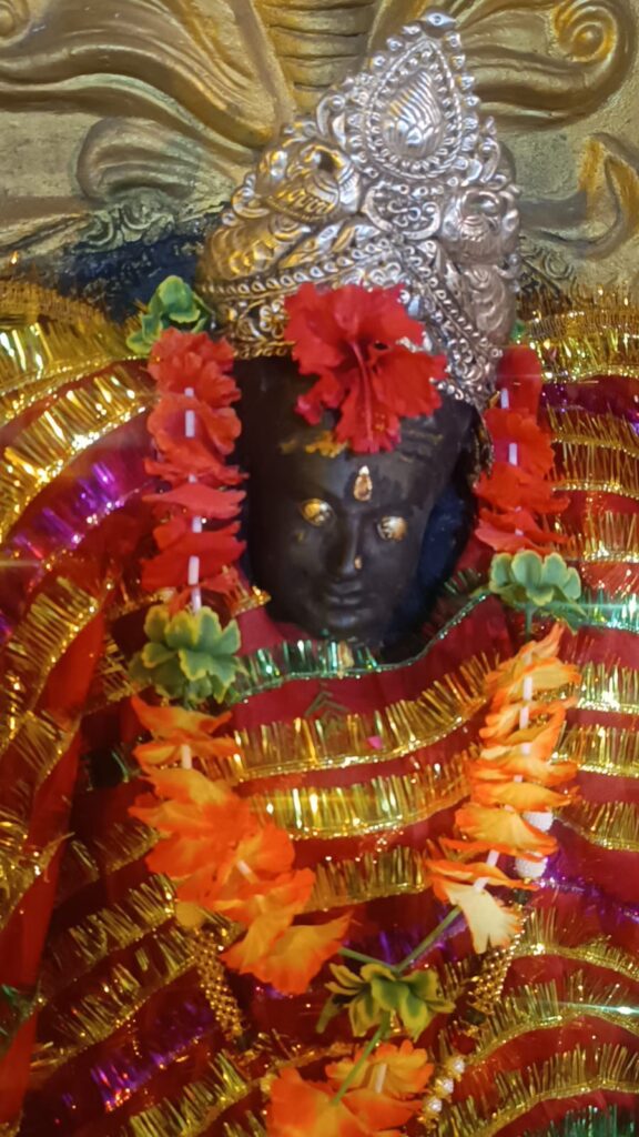 चतरा के लेंबोइया पहाड़ी मंदिर में नवरात्र पर उमड़ी भक्तों की भीड़