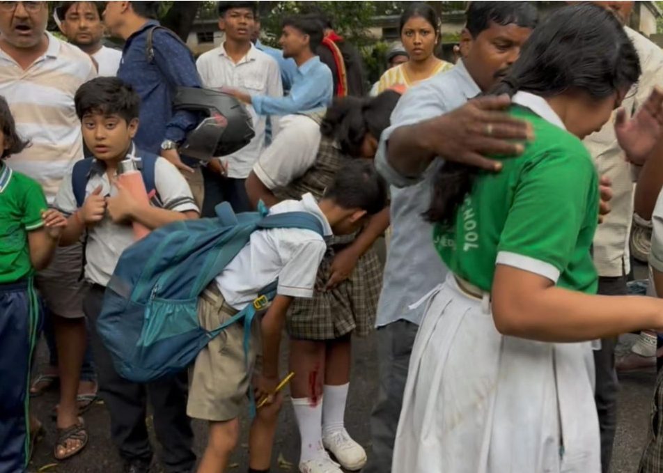 तेज रफ्तार स्कूली वैन दीवार से टकराई, 12 बच्चे घायल,कई बच्चों की हालत गंभीर