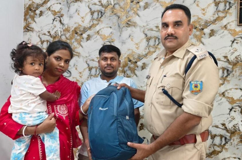 ईमानदारी की मिसाल : थाना प्रभारी ने लौटाया 15 लाख का गहनों और हीरों से भरा बैग