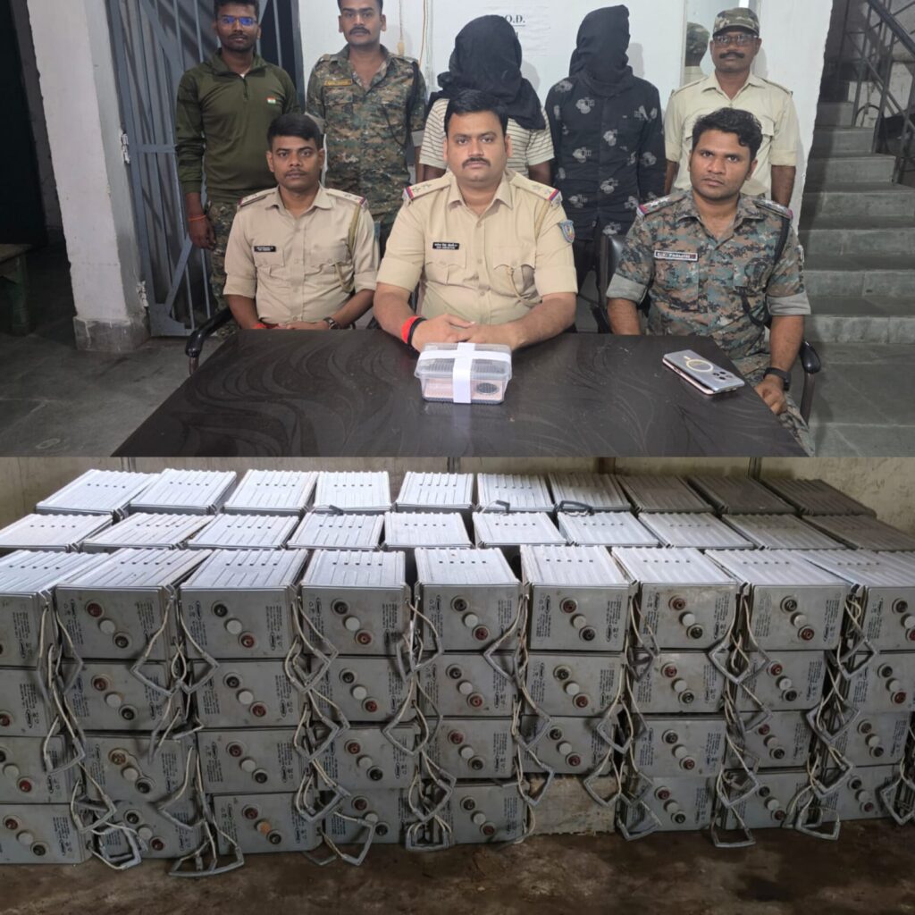 सोलर पैनल बैटरी चोरी गिरोह का पर्दाफाश: दो अपराधी गिरफ्तार, 120 बैटरी और तीन वाहन बरामद