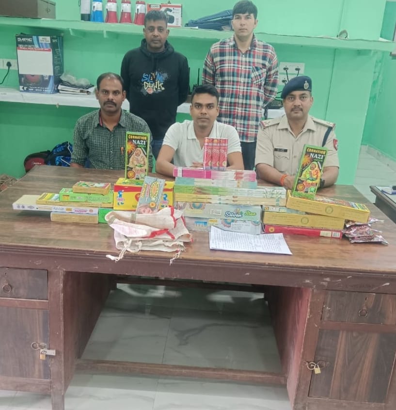 आरपीएफ की टीम ने रेलवे स्टेशन से 23 हजार के पटाखे को किया जब्त
