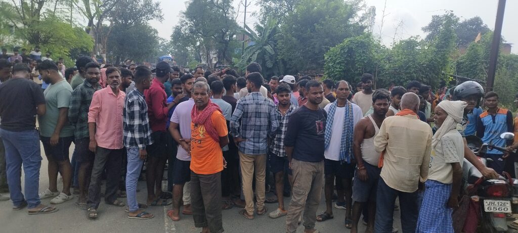कोडरमा में युवक की हत्या से आक्रोश, ग्रामीणों ने किया सड़क जाम — पुलिस पर निष्क्रियता का आरोप