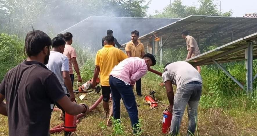 दुमका एयरपोर्ट के हवाई अड्डा सोलर पैनल में भीषण आग, लाखों का नुकसान, बड़ा हादसा टला