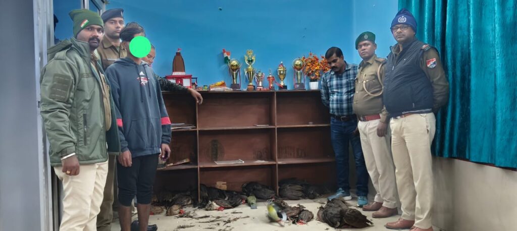 डेहरी स्टेशन पर RPF की कार्रवाई ,नेताजी एक्सप्रेस से वन्यजीव तस्कर गिरफ्तार, 33 मोर बरामद