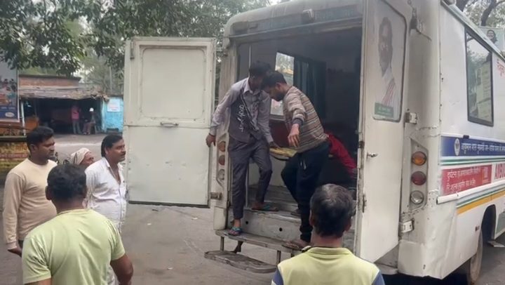 बाइक अनियंत्रित होकर पेड़ से टकराई ,युवक और युवती की मौत