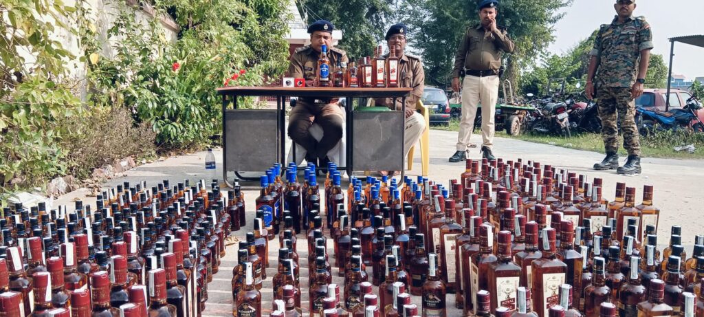 पुलिस लोगो का स्टिकर लगी बोलेरो से भारी मात्रा में विदेशी शराब बरामद, शराब तस्करी का खुलासा