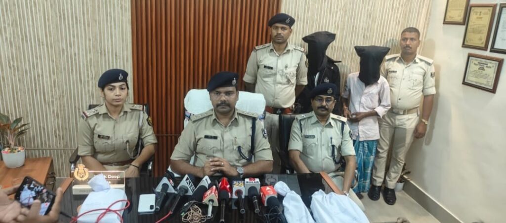 घर में चल रही मिनी गन फैक्ट्री का पर्दाफाश, दो गिरफ्तार,भारी मात्रा में बरामदगी हथियार बरामद