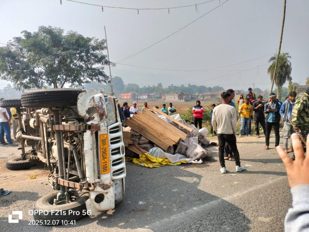 पिकअप वैन पलटते ही खुली शराब तस्करी की पोल, 130 पेटी शराब जब्त