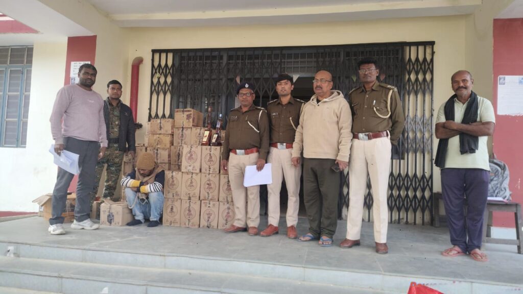 खाद की बोरियों में छुपाकर लाई जा रही 87 पेटी विदेशी शराब जब्त, पिकअप चालक गिरफ्तार