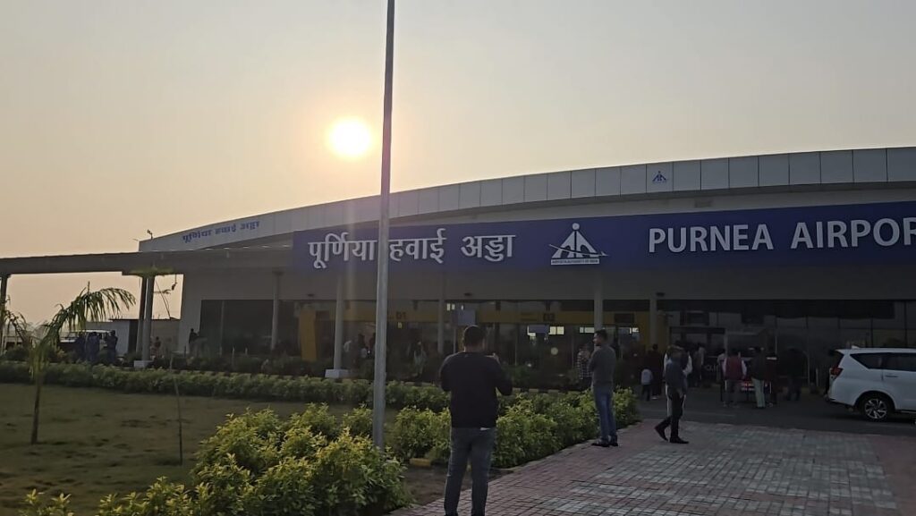 इंडिगो की उड़ानें ठप, यात्रियों में भारी आक्रोश उड्डयन मंत्रालय का अल्टीमेटम, इंडिगो को 8 बजे तक पूरा रिफंड आदेश