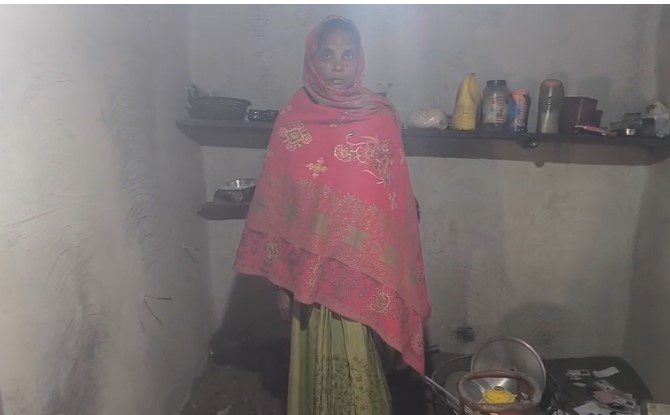 हथियारबंद बदमाशों ने घर में घुसकर ₹5 लाख से अधिक की लूट, परिवार को बनाया बंधक