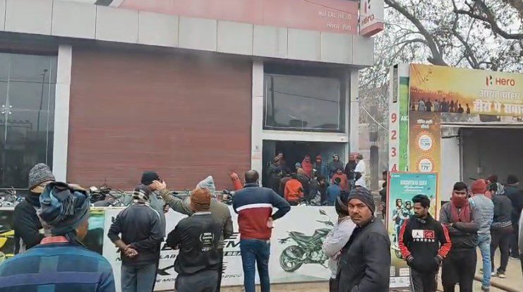 कोडरमा में हीरो बाइक शोरूम में शॉर्ट सर्किट से आग, दमकल की तत्परता से टला बड़ा हादसा