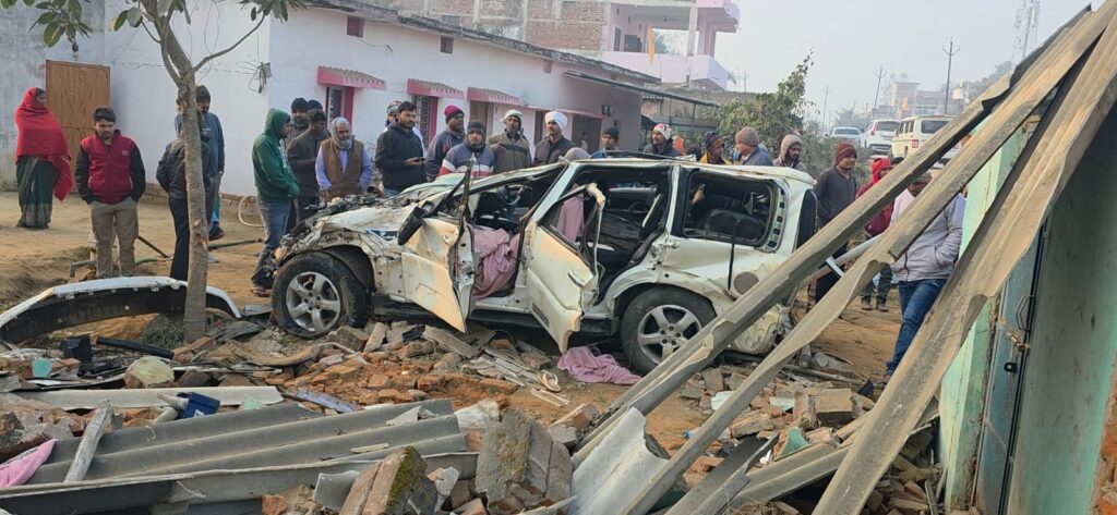 हाईवा की टक्कर से स्कॉर्पियो में मौजूद एक ही परिवार के चार युवकों की दर्दनाक मौत