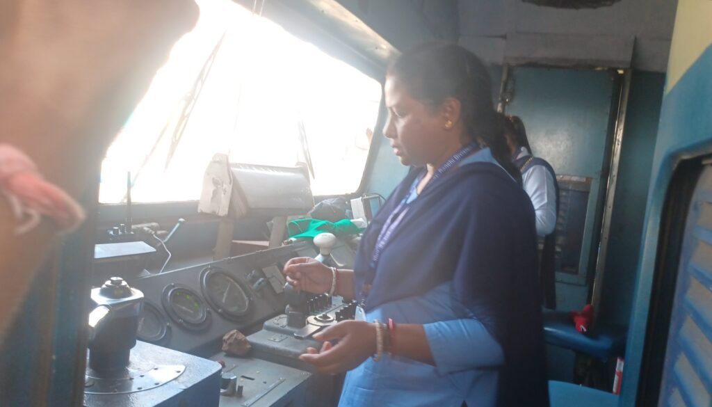 Ranchi News : महिला दिवस पर चली महिला स्पेशल ट्रेन, महिला रेलकर्मियों ने संभालीं पूरी कमान Ranchi News