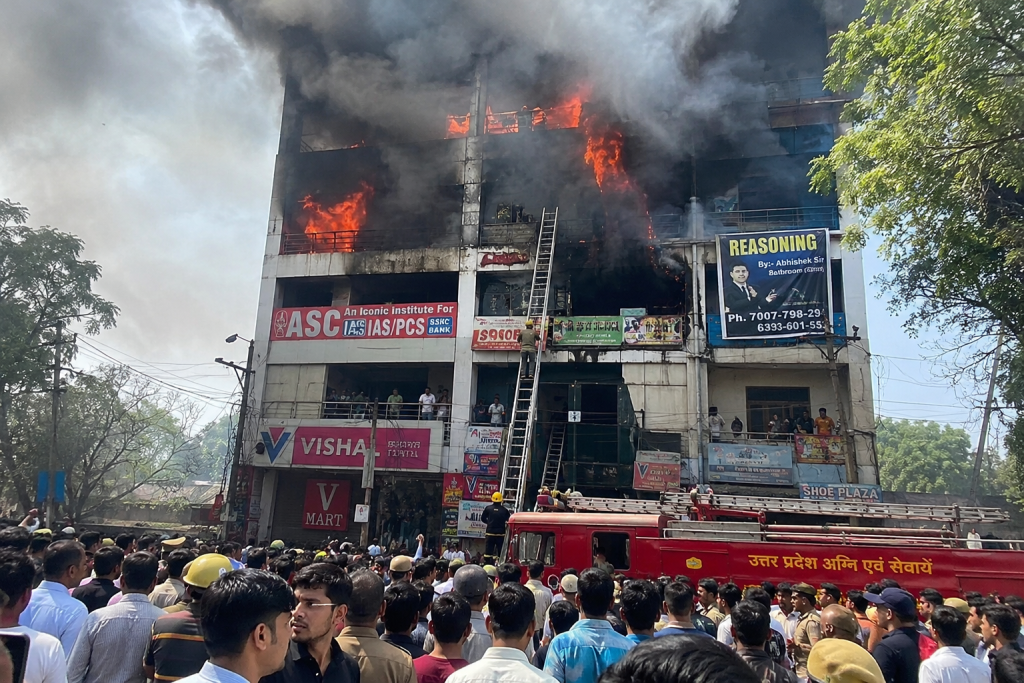 लखनऊ के कोचिंग सेंटर में भीषण आग, 15 छात्रों की मौत, जान बचाने छत से कूदे छात्र , बचाव जारी