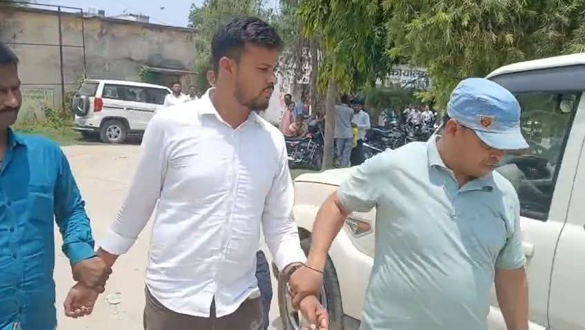 जमीन की जमाबंदी के लिए 15 हजार रुपये घूस लेते डाटा इंट्री ऑपरेटर गिरफ्तार