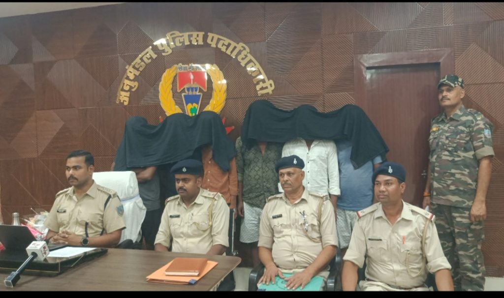 आभूषण साफ करने के नाम पर ठगी करने वाला बिहार के छह शातिर ठग पलामू में दबोचे गए,चांदी चमकाने के बहाने उड़ाते थे गहने, महिला का मंगलसूत्र गायब करते ही खुला राज