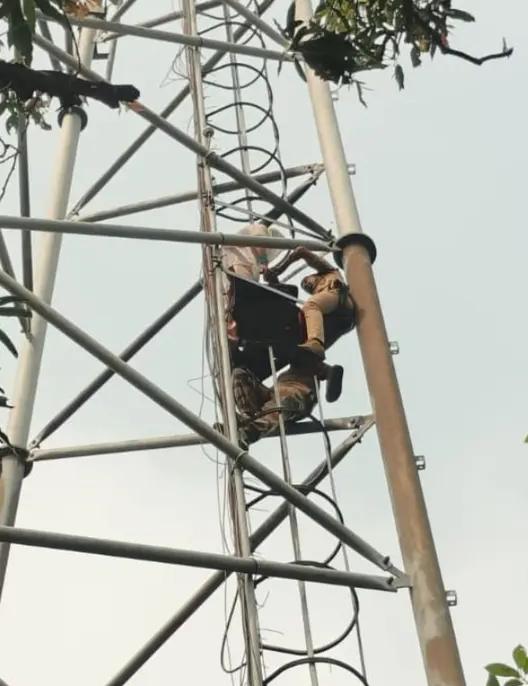 सुपौल में बेटे संग मोबाइल टावर पर चढ़ी महिला, पति पर दूसरी शादी का आरोप लगाकर मांगा न्याय