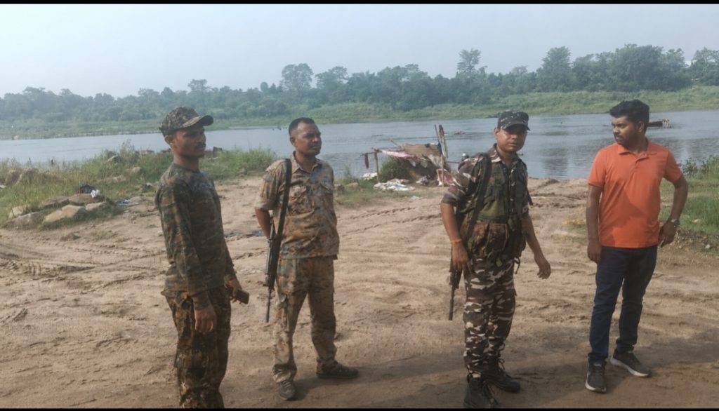 NGT प्रतिबंध के बावजूद धनबाद में अवैध बालू खनन जारी, दो वाहन जब्त