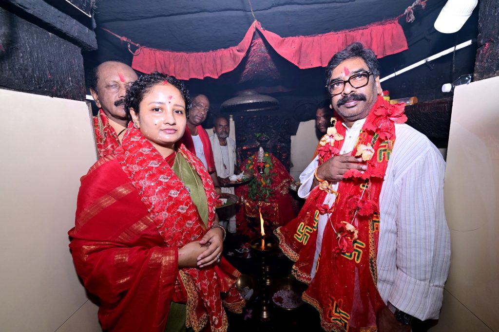 मुख्यमंत्री हेमन्त सोरेन संग कल्पना सोरेन पहुँची मां दिउड़ी मंदिर , झारखंड की खुशहाली की मांगी दुआ