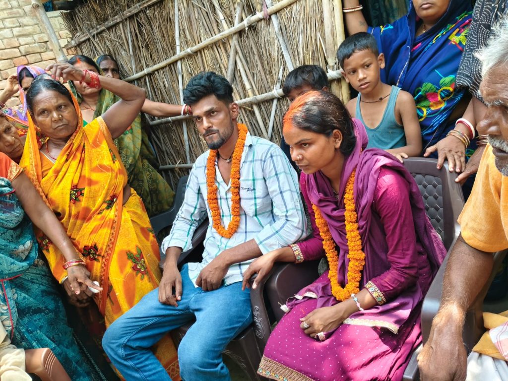 रात में मिलने पहुंचा था प्रेमी, ग्रामीणों ने पकड़कर कराई शादी