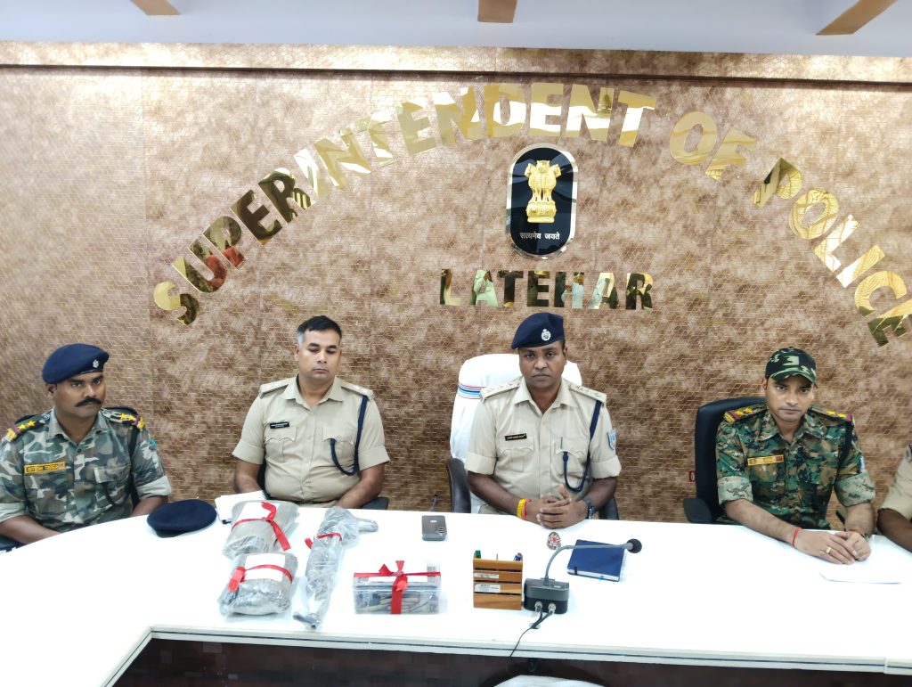 20 लाख के इनामी माओवादी रविंद्र गंझू की निशानदेही पर AK-56 राइफल और 90 कारतूस बरामद