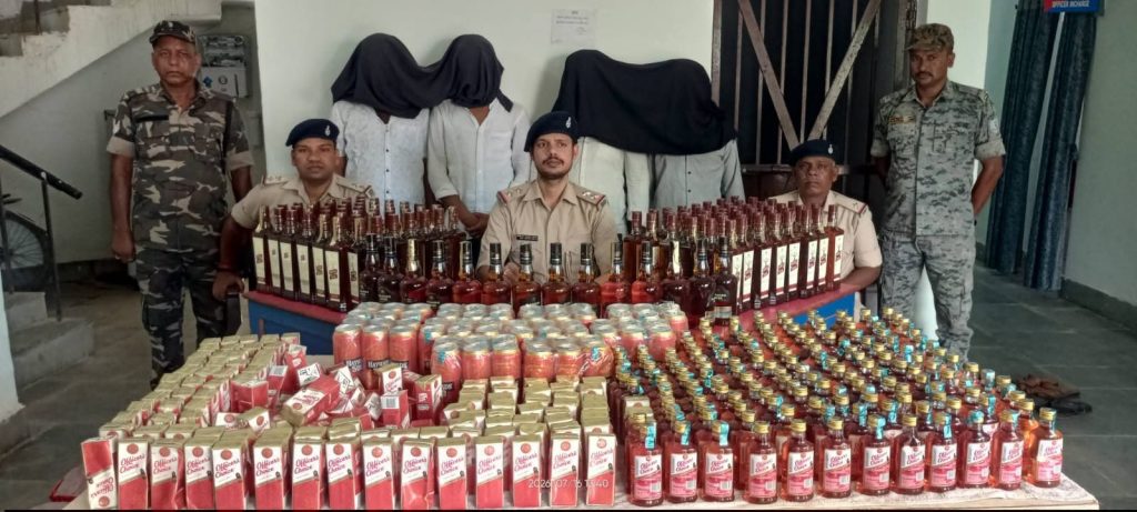 कोडरमा पुलिस को बड़ी सफलता, दो लग्जरी गाड़ियों से 1.75 लाख की अवैध अंग्रेजी शराब की बड़ी खेप