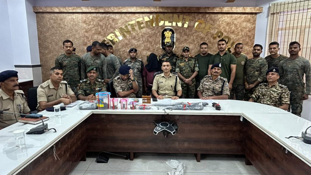 प्रतिबंधित भाकपा (माओवादी) के रीजनल कमेटी सदस्य तथा 20 लाख रुपये के इनामी माओवादी रविंद्र गंझू गिरफ्तार,एक एके-56 राइफल, एक पिस्टल, एक अन्य राइफल, 239 जिंदा कारतूस तथा बड़ी मात्रा में नक्सली साहित्य और अन्य सामग्री बरामद,154 से अधिक आपराधिक मामले दर्ज