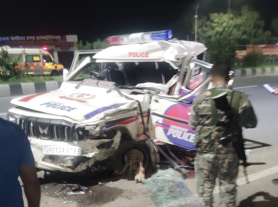 छापेमारी कर मैथन से लौट रही हजारीबाग पुलिस टीम का वाहन हुई दुर्घटनाग्रस्त, एक जवान की मौत, तीन घायल