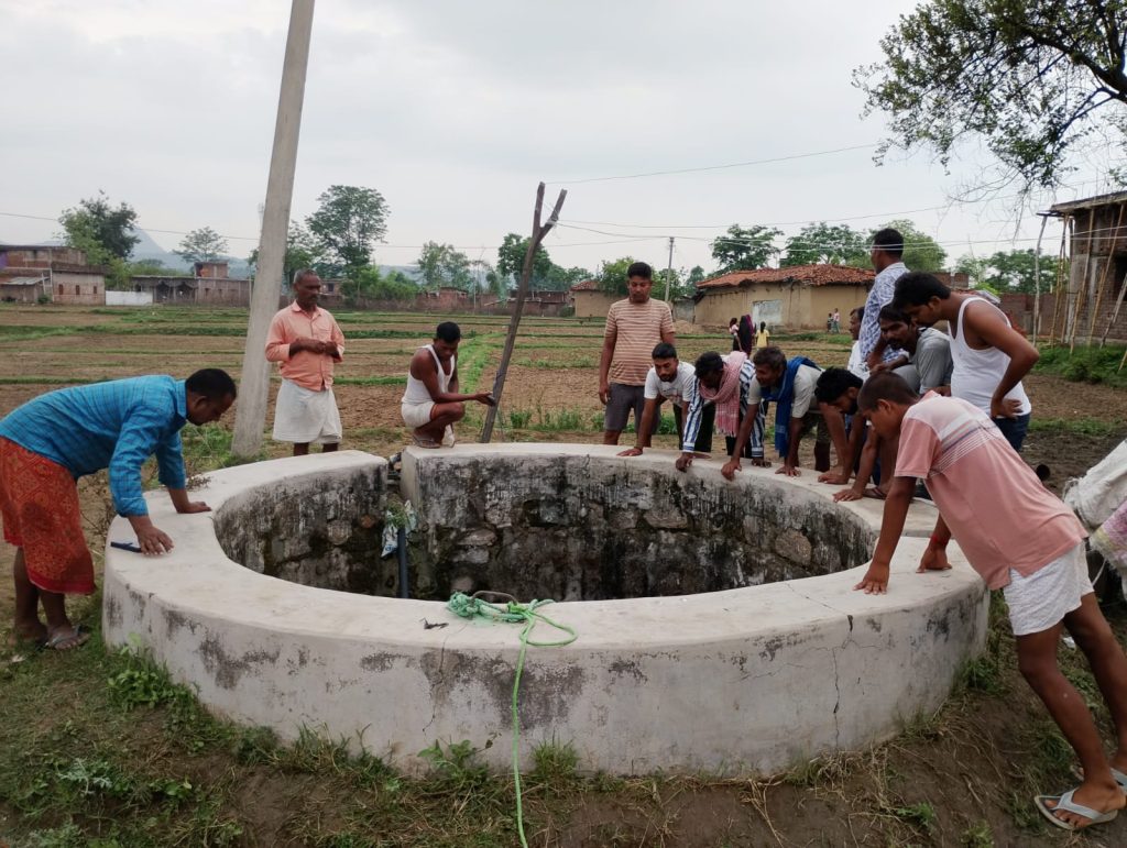 पारिवारिक विवाद में मां ने दो बेटियों को कुएं में फेंका, मौत, गिरफ्तार