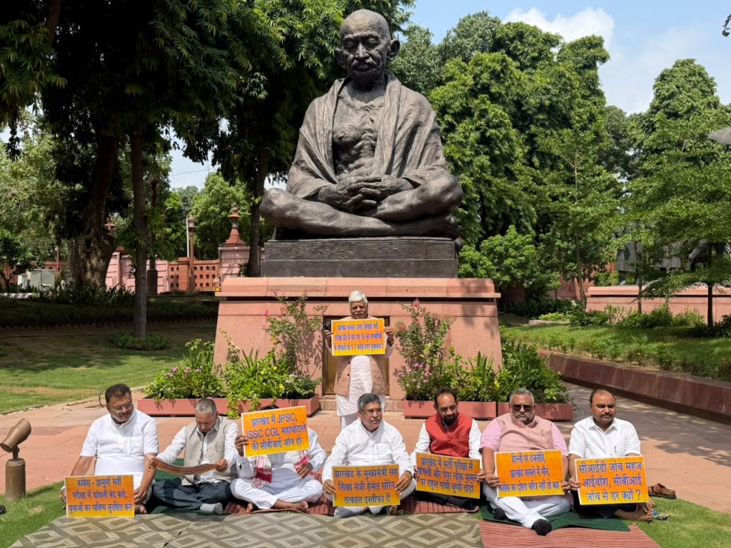 JPSC-JSSC भर्ती घोटाले के विरोध में भाजपा का संसद में मौन उपवास, जांच की मांग
