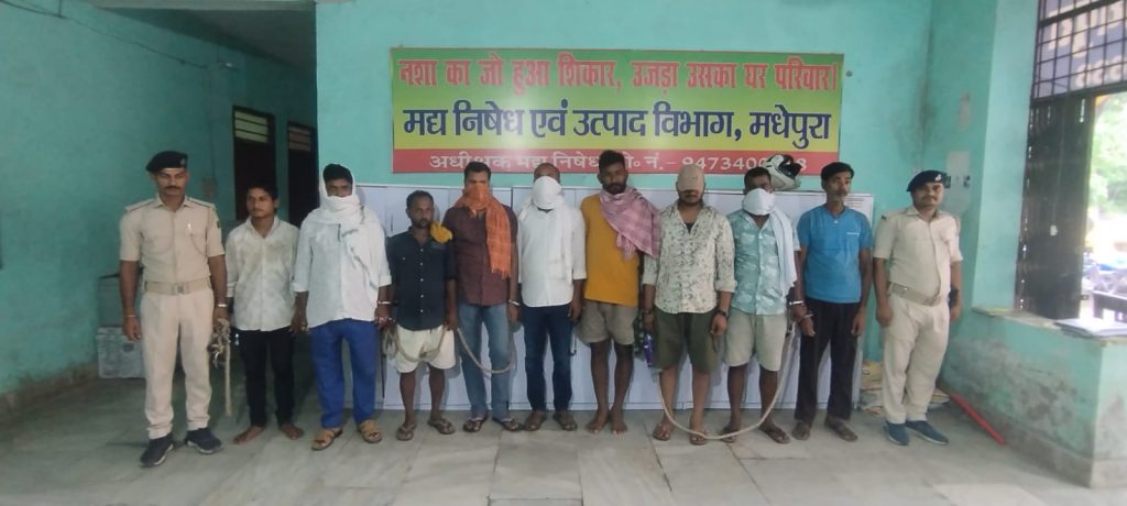 मधेपुरा बीआरसी में शराब पार्टी करते दो शिक्षक निलंबित , तीन गिरफ्तार