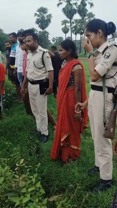 नवादा में मूंग के खेत से युवक का शव बरामद, पत्नी गिरफ्तार