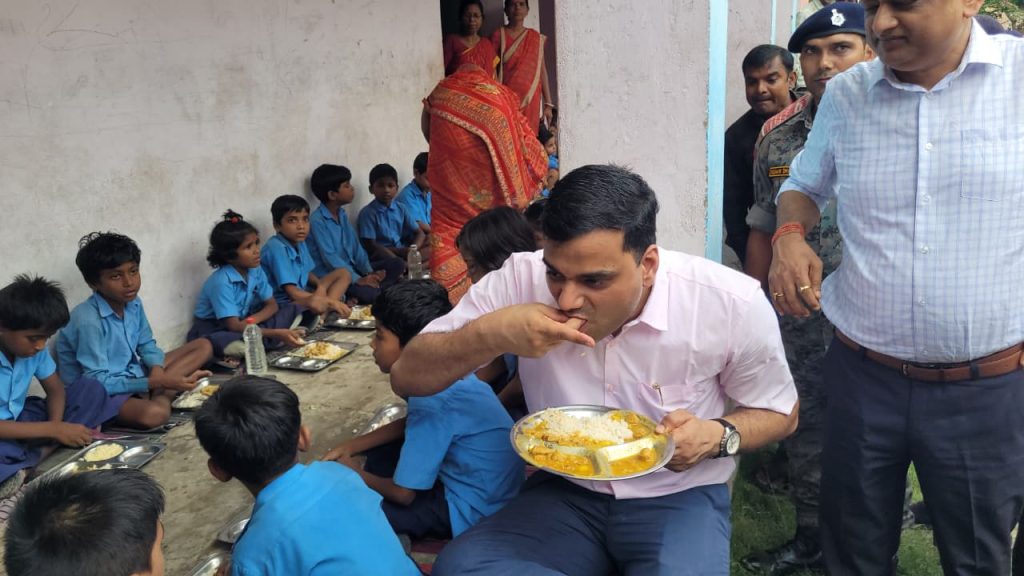 कटिहार डीएम ने स्कूल में बच्चों के साथ खाया मिड-डे मील, शिक्षा व्यवस्था का लिया जायजा