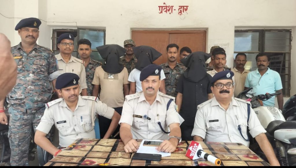 देवघर पुलिस की बड़ी कार्रवाई, तीन वाहन चोर गिरफ्तार, 9 बाइक बरामद