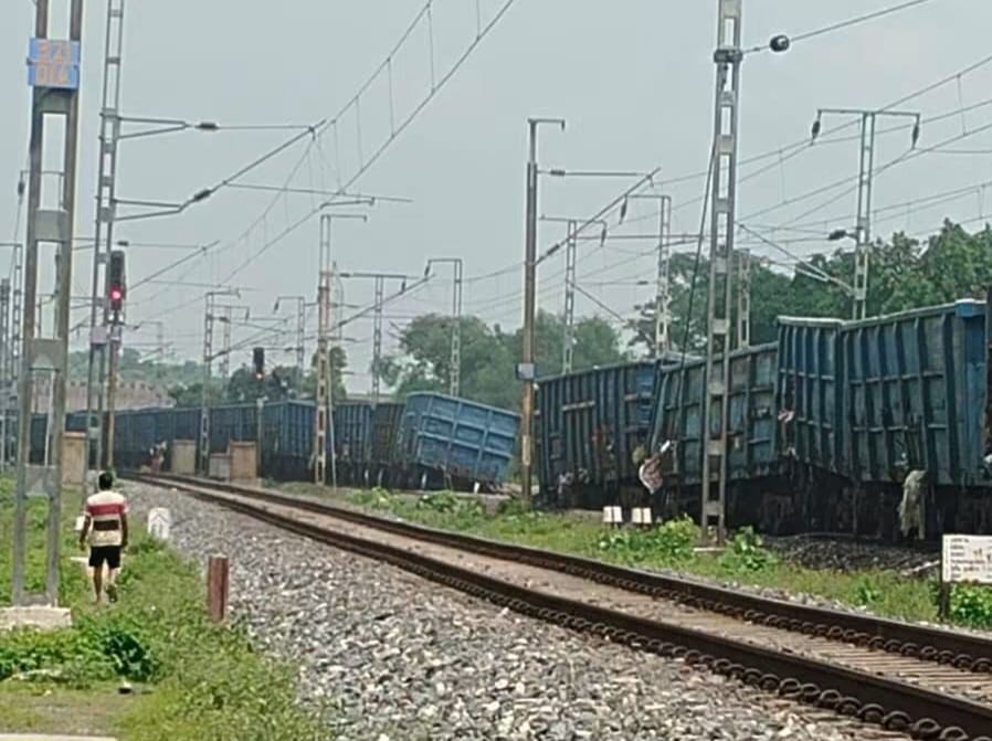 बरकाकाना-सोननगर रेलखंड पर मालगाड़ी के 11 डिब्बे बेपटरी,डाउन लाइन प्रभावित