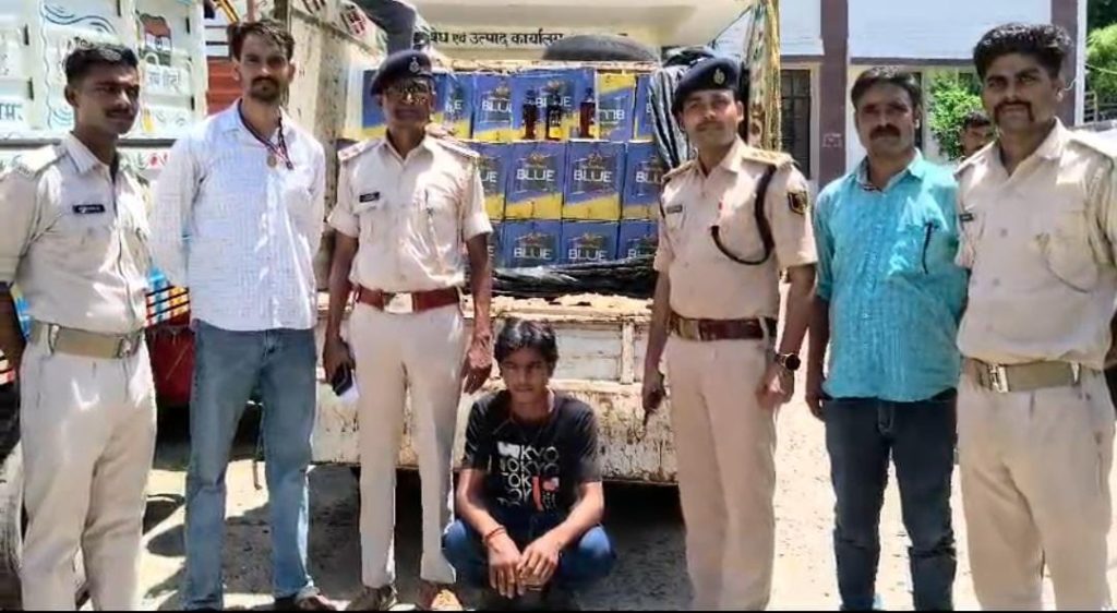 पुआल के नीचे छिपी थी 8 लाख की शराब पुलिस ने किया जब्त, पिकअप चालक गिरफ्तार