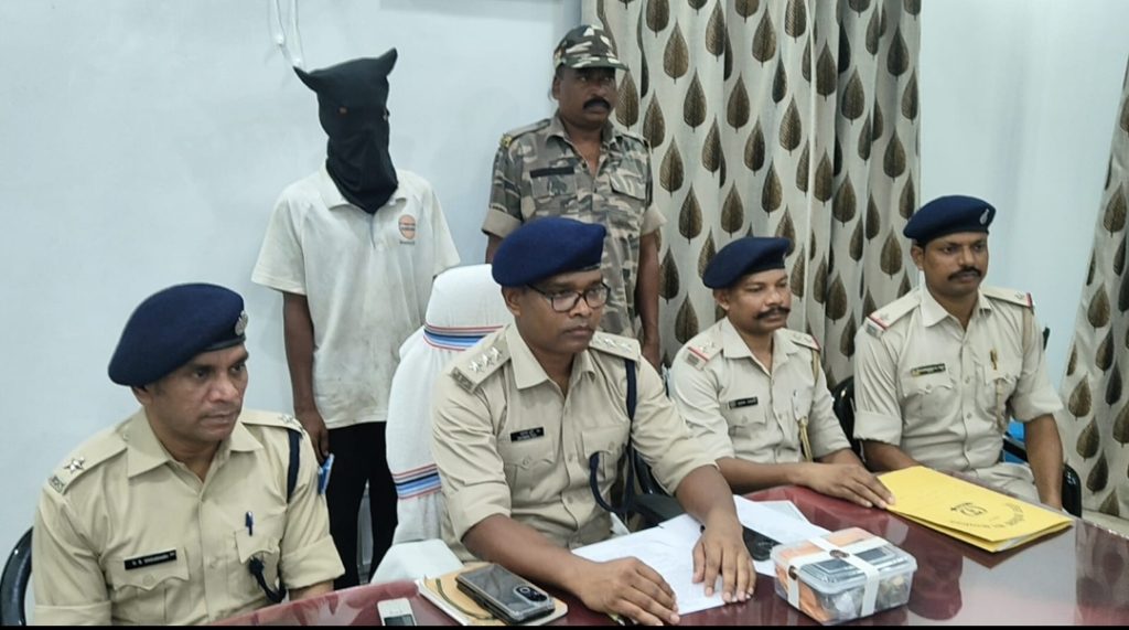 चाईबासा के रानी सती मंदिर में चोरी का 24 घंटे में खुलासा, दानपेटी समेत 11,730 रुपये बरामद