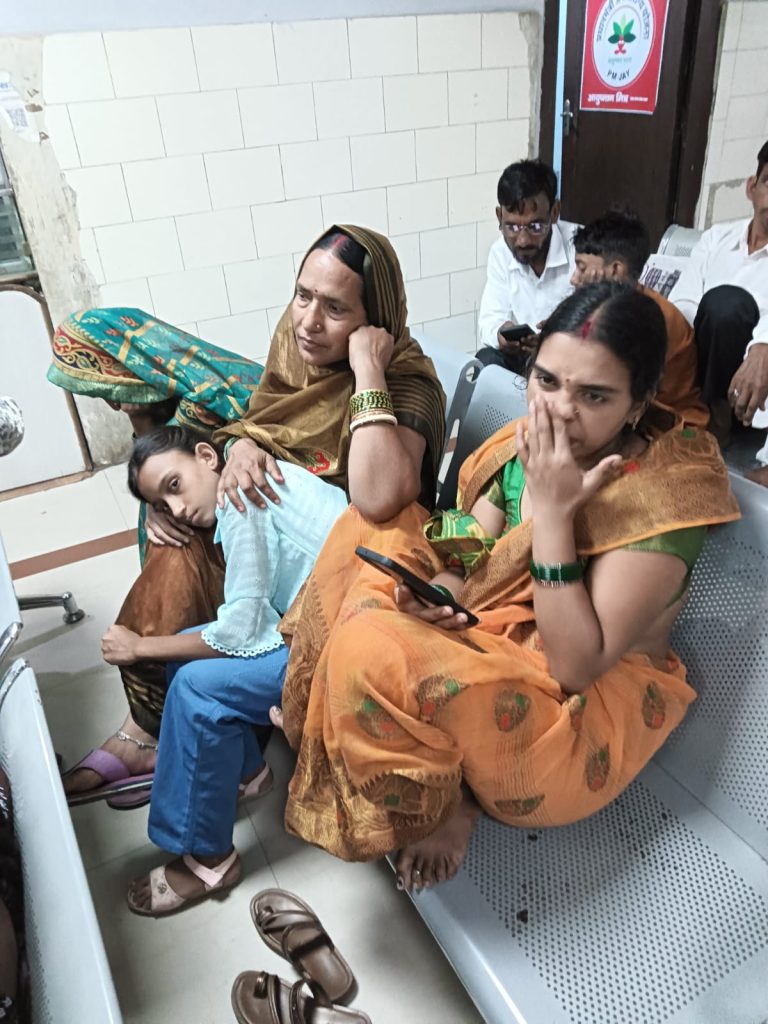 पति की मौत के बाद शव के लिए रांची के अस्पताल ने थमाया 2.05 लाख का बिल, 4 बच्चों संग अस्पताल के बाहर बैठी महिला