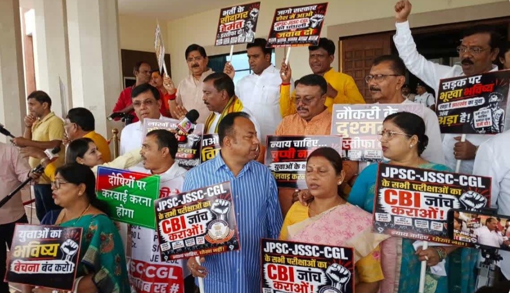 छात्र आंदोलन के बीच विधानसभा में NDA का प्रदर्शन, CBI जांच को लेकर सरकार घिरी, मुख्यमंत्री हेमंत सोरेन के इस्तीफे की मांग की