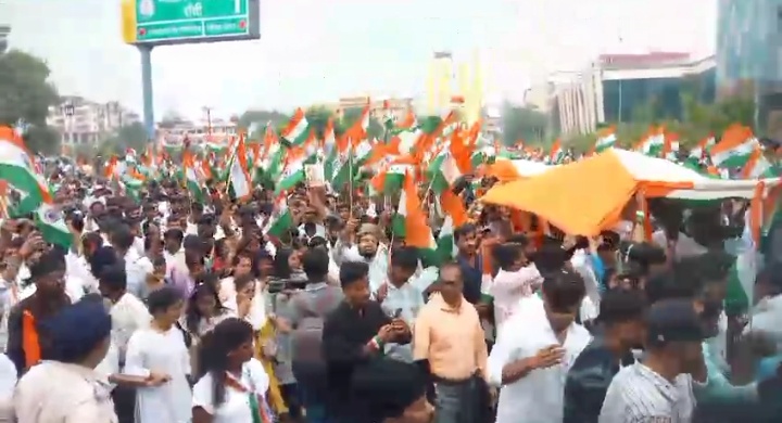 रांची में छात्रों का तिरंगा मार्च, सरकार से मांगें मानने की अपील,300 मीटर तिरंगे के साथ सड़कों पर उतरे छात्र, CBI जांच की मांग