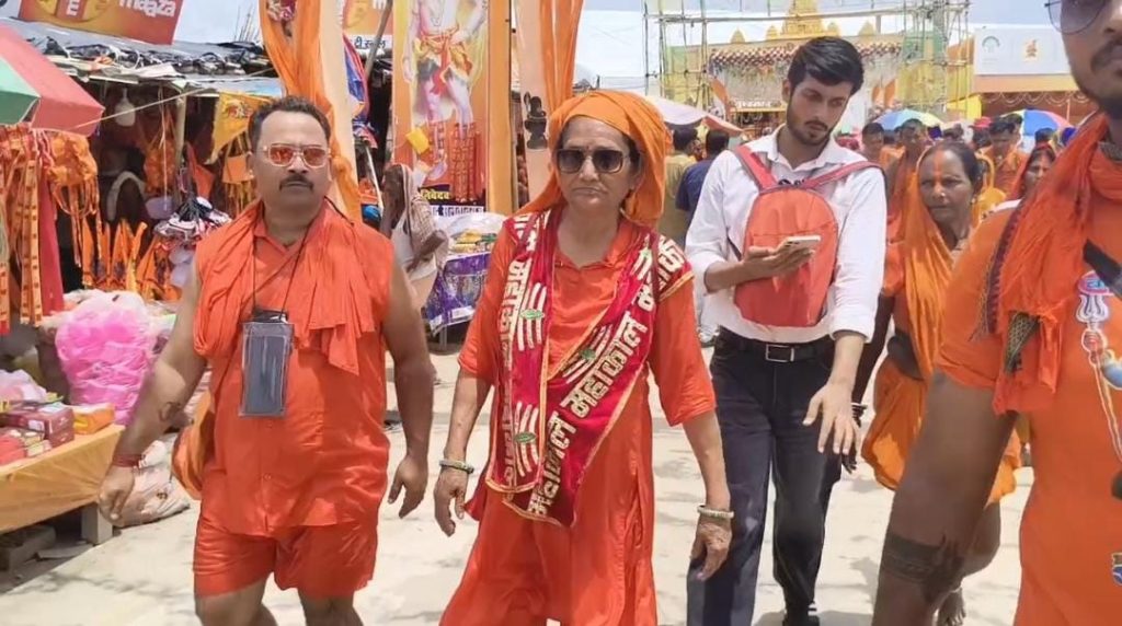 74 की उम्र में अटूट आस्था, सुल्तानगंज से देवघर के लिए रवाना हुईं कृष्णा बम