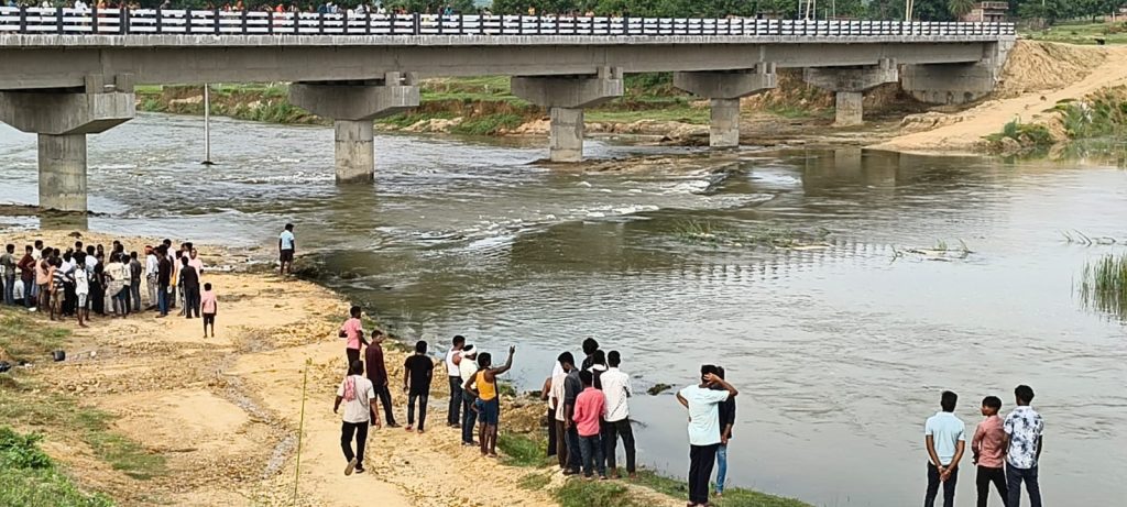 पलामू में बटाने नदी में वीडियो बनाने के दौरान डूबे तीन युवक, एक को बचाया गया, दो लापता