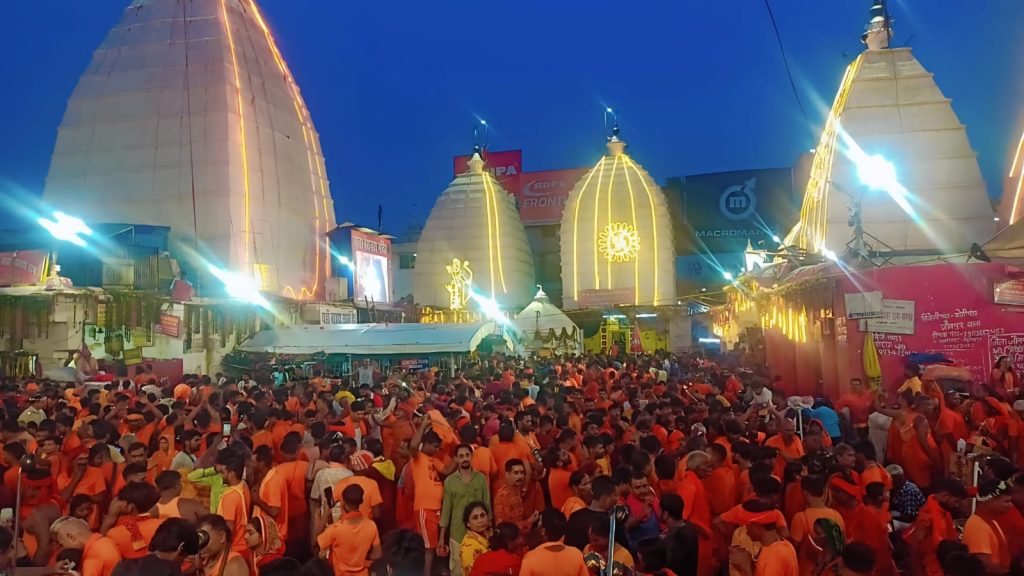 देवघर में सावन की अंतिम सोमवारी पर उमड़ा आस्था का सैलाब, कांवड़ियों से पट गया बाबाधाम