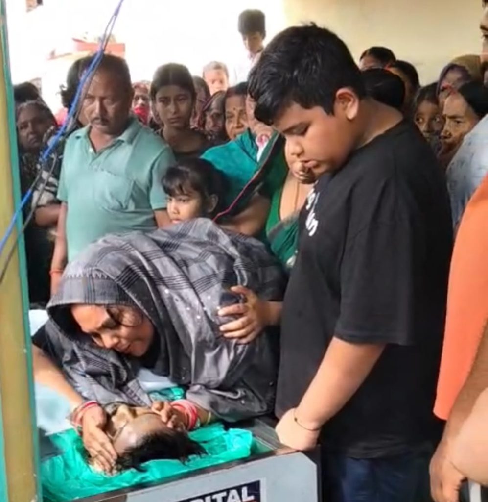 पैतृक गांव में पुलिस सुरक्षा के बीच हुआ गैंगस्टर सुजीत सिन्हा अंतिम संस्कार,पैरोल पर पहुंची पत्नी रिया शव से लिपटकर फूट-फूटकर रोई, 12 वर्षीय बेटे ने दी मुखाग्नि