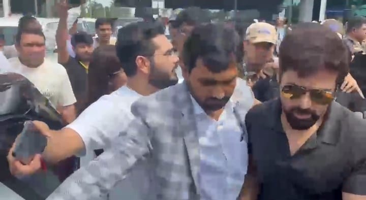 रांची पहुंचे इमरान हाशमी, एयरपोर्ट पर एक झलक पाने को उमड़ी प्रशंसकों की भीड़