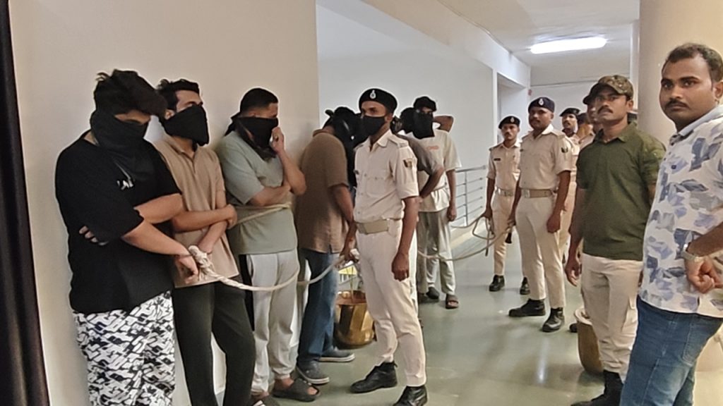 कोलकाता के 9 साइबर अपराधी गया से गिरफ्तार, Flipkart और Amazon के कस्टमर केयर अधिकारी के नाम पर विदेशियों से करते थे ठगी